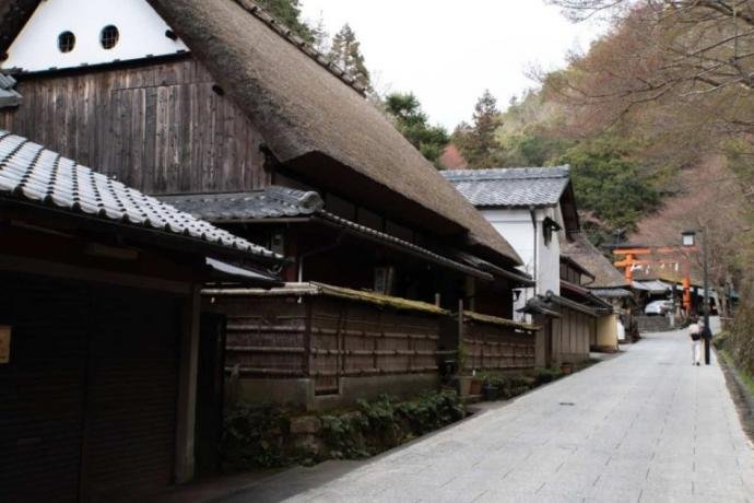 Charred exterior cladding continues to protect buildings in a Japanese village. Photo by https://thegate12.com/article/157 